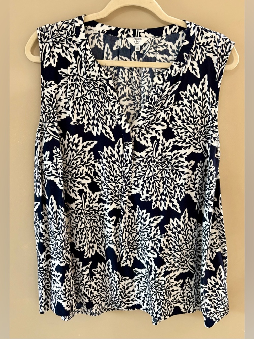Crown & Ivy 3X Dark Navy Blue and White Floral Sleeveless Popover Blouse